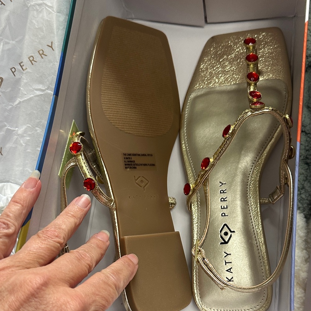 Elegant Gold Sandals with Red Accents - Picture 5 of 5